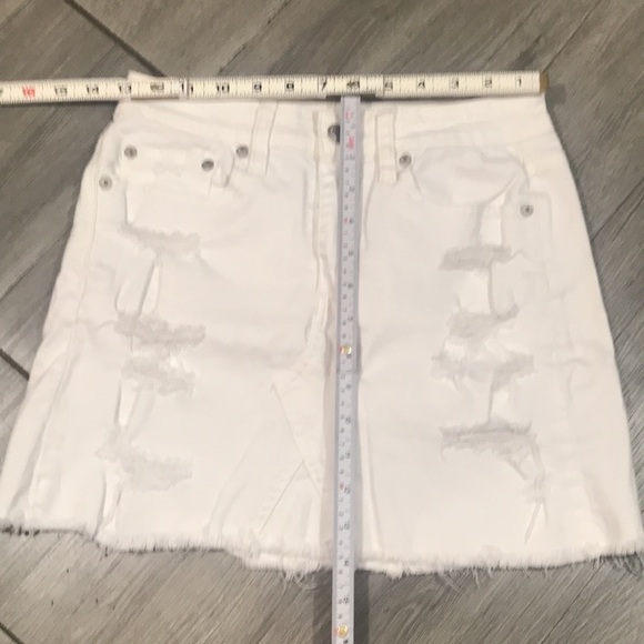 American Eagle White Distressed Stretch Denim Skirt. Size 2 - Picture 7 of 9